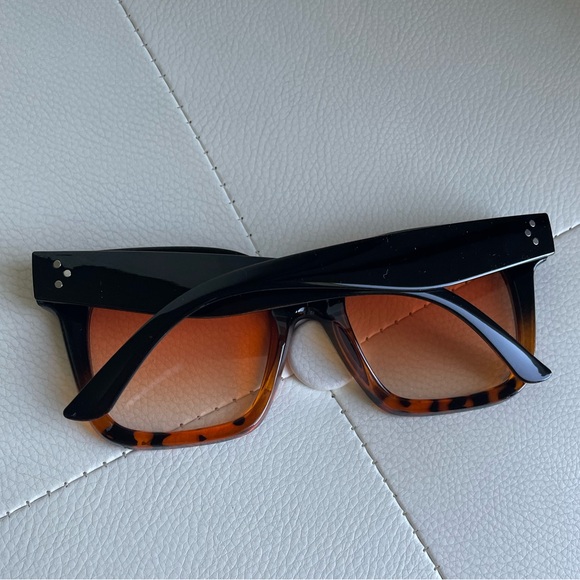 🎉Back in Stock!! Celine-Style Tortoise Sunnies - Picture 3 of 5